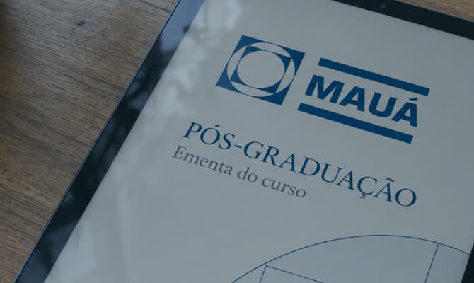 Tablet sobre a mesa com a capa da ementa da pós-graduação da Mauá