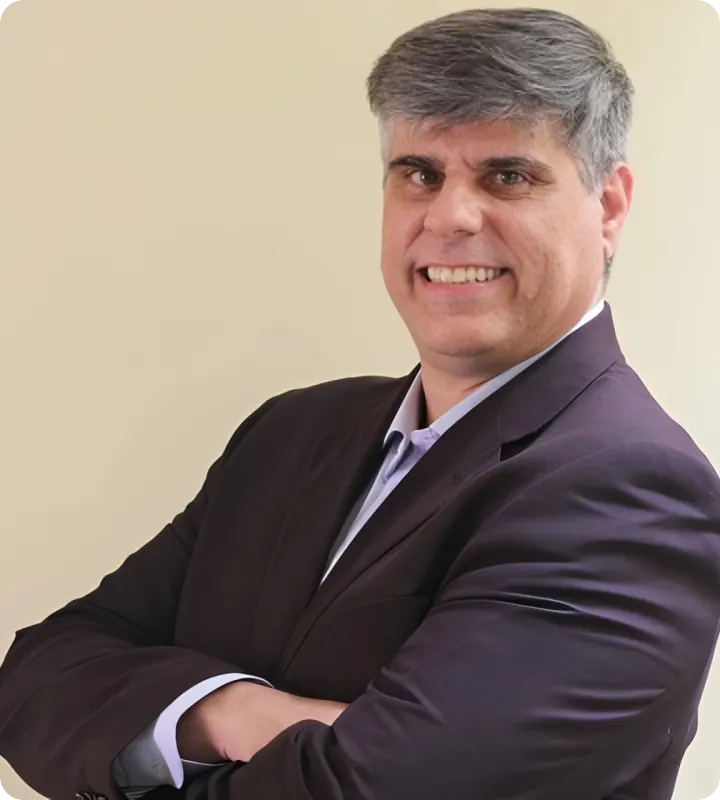 Fernando M. Bettine, de terno